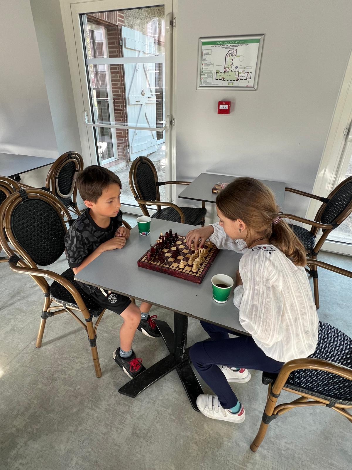 enfants jouant aux échecs