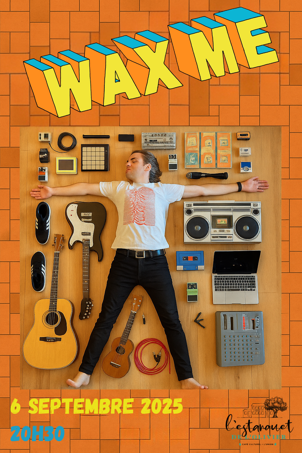 Affiche du concert de Wax Me à l’Estanquet de l’Olivier. En haut, le logo coloré du groupe “WAX ME” en lettres 3D jaune, orange et bleu sur un fond de carrelage orange. En dessous, une photo en plongée de Cyril, l’artiste, allongé bras en croix au sol, entouré de ses instruments : guitares, pédales, micro, boombox, ordinateur portable, enregistreurs, câbles, ukulélé, chaussures. En bas, les informations : “6 septembre 2025 – 20h30” et le logo de l’Estanquet de l’Olivier.