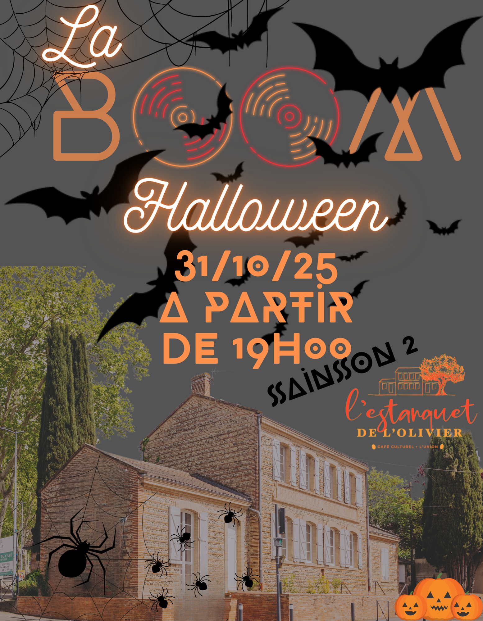 Affiche de la soirée Halloween "La Boom" à l’Estanquet de l’Olivier avec chauves-souris, toiles d’araignées, citrouilles et date du 31 octobre 2025.