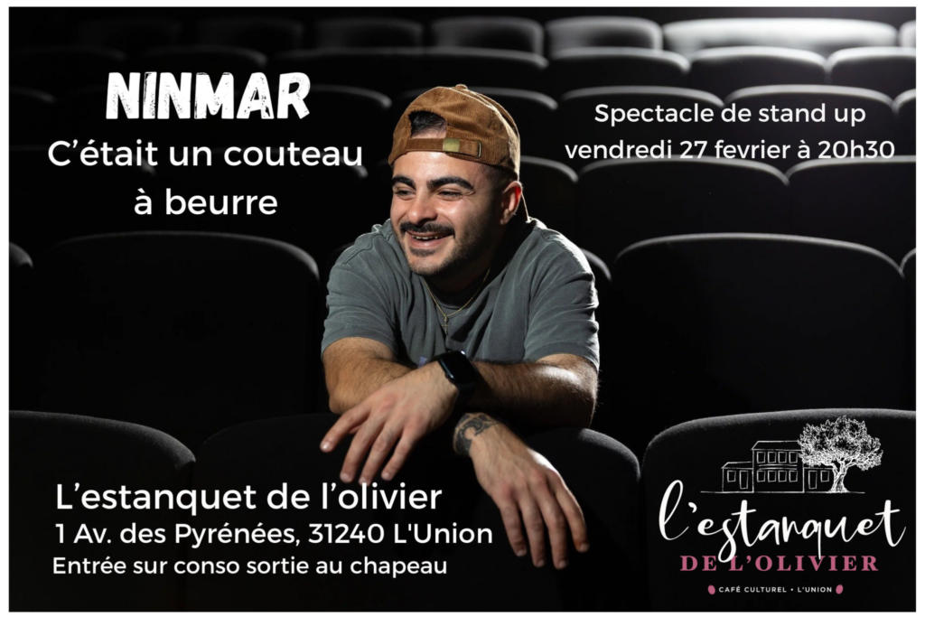 Affiche du spectacle de stand-up de Ninmar intitulé « C’était un couteau à beurre », le 27 février à 20h30 à l’Estanquet de l’Olivier, avec l’artiste assis dans une salle de théâtre vide.