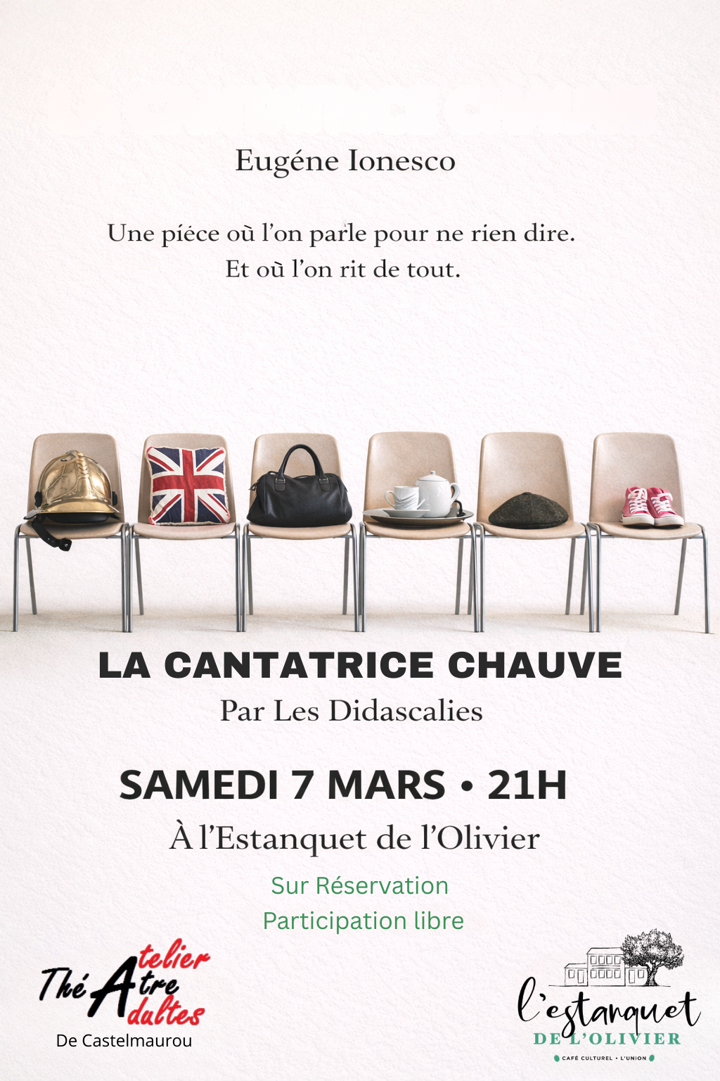 Affiche de théâtre minimaliste pour La Cantatrice chauve d’Eugène Ionesco : six chaises beiges alignées, chacune avec un objet symbolique (casque de pompier, coussin britannique, sac, service à thé, chapeau, baskets), sur fond clair, avec les informations du spectacle.
