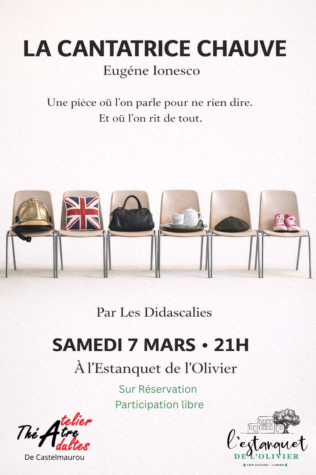 Affiche de théâtre minimaliste pour La Cantatrice chauve d’Eugène Ionesco : six chaises beiges alignées, chacune avec un objet symbolique (casque de pompier, coussin britannique, sac, service à thé, chapeau, baskets), sur fond clair, avec les informations du spectacle.